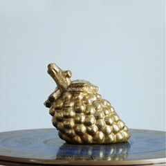 Golden Cluster of Grapes – Elegant Symbol of Abundance and Prosperity