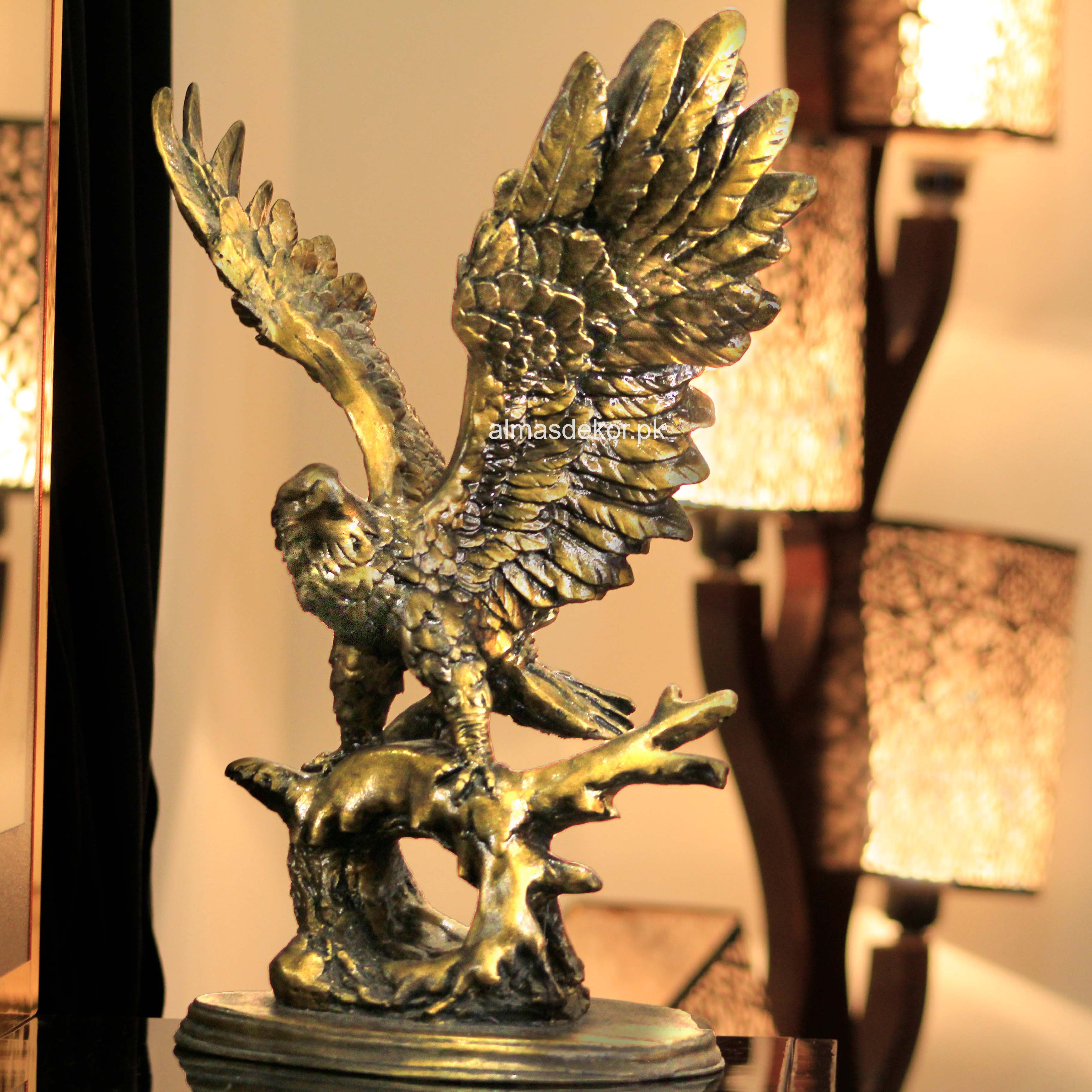 Majestic Eagle Wildlife Ornaments – Handcrafted Decor for Nature Lovers