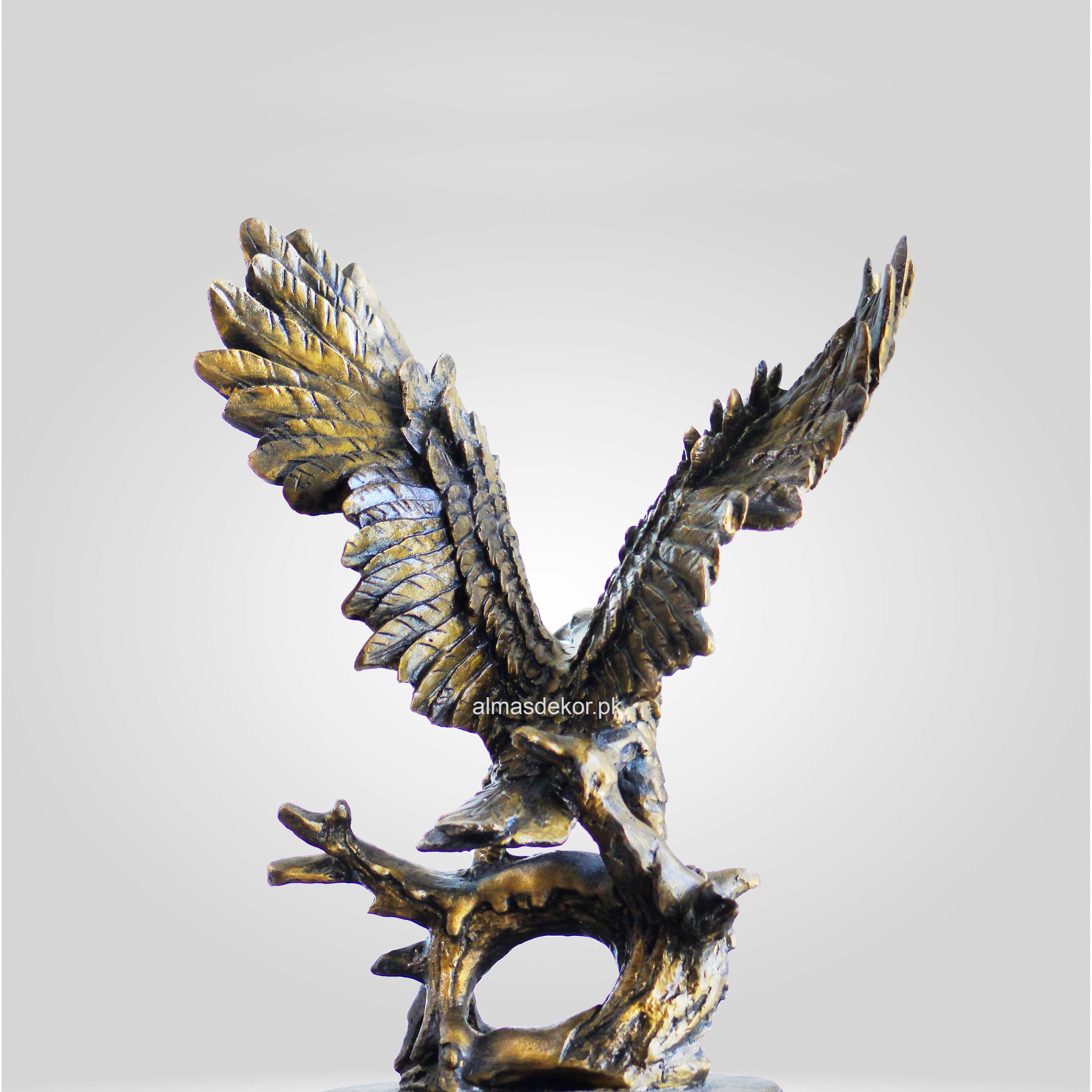 Majestic Eagle Wildlife Ornaments – Handcrafted Decor for Nature Lovers
