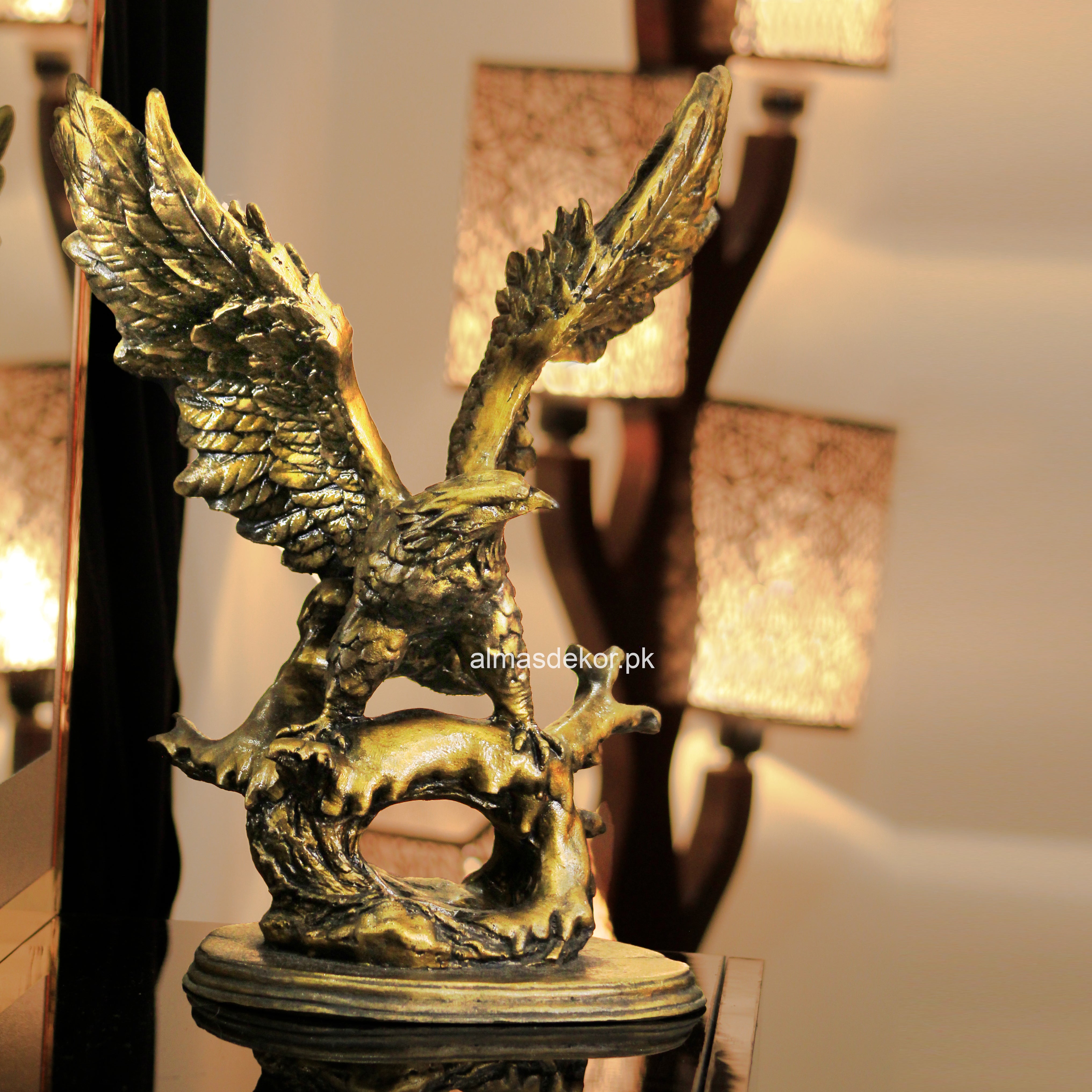 Majestic Eagle Wildlife Ornaments – Handcrafted Decor for Nature Lovers